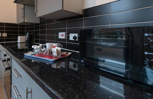 Leigh House | Spacious 3BR House in Leigh Ideal for Contractors&Families Long Stays Welcome