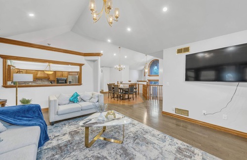 LaSalle Apartment | Spacious 3BR Near Ambassador & Gordie Howe Bridges