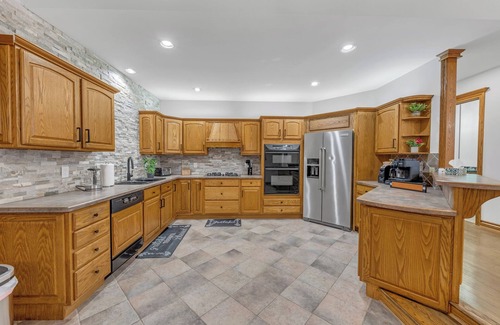 LaSalle Apartment | Spacious 3BR Near Ambassador & Gordie Howe Bridges