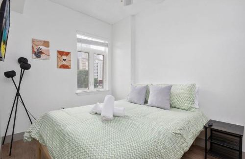 Charlotte Center City Apartment | Spacious 4 Bed - 2 Mins to Stadium - Free Parking - Gym - Views