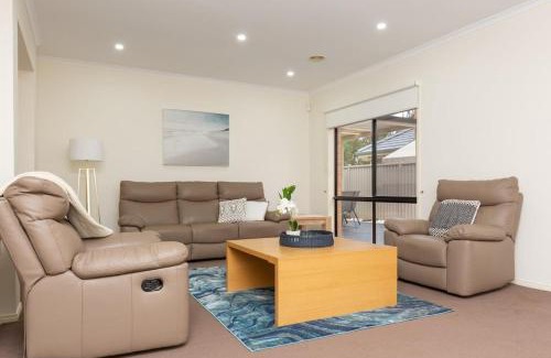 Tarneit House | Spacious 4-Bedroom Family Retreat with Pool at Tarneit