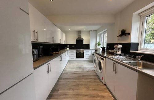 Liverpool House | Spacious 4 bedroom house