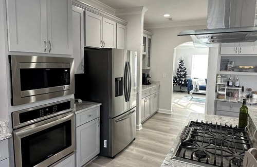 Hampton House | Spacious 4-bedroom house with AC , WiFi and a Gamerooom in fantastic Hampton