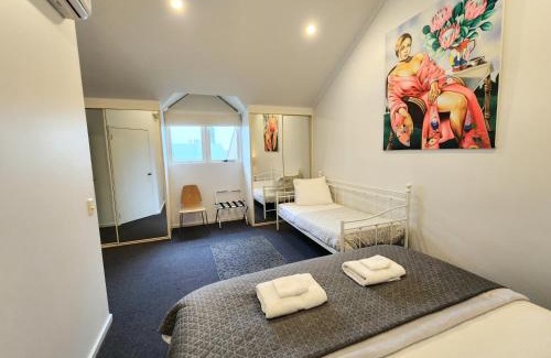 Adelaide Central Business District Apartment | Spacious 4 BR and 2 Bathrooms City Apartment