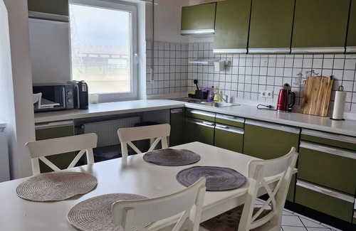 Rhein-Erft-Kreis District Apartment | Spacious 4-room apartment for the whole family with an eat-in kitchen