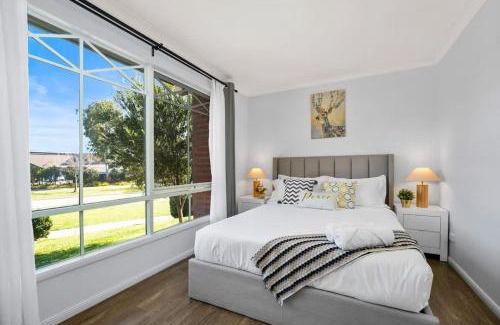 Narre Warren South House | Spacious 4BR 2bath Family Home near Casey Central