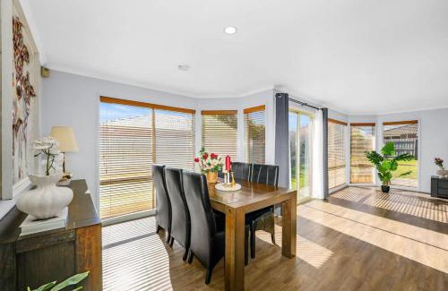 Narre Warren South House | Spacious 4BR 2bath Family Home near Casey Central