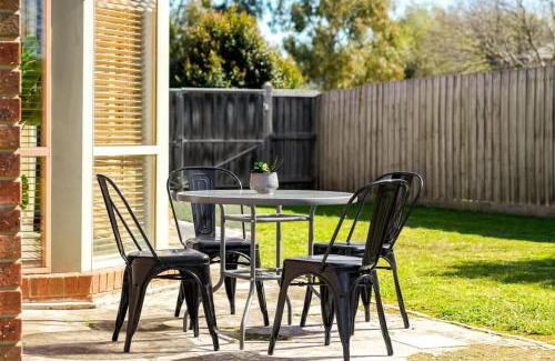 Narre Warren South House | Spacious 4BR 2bath Family Home near Casey Central