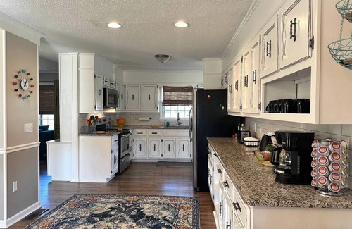 Jackson House | Spacious 4BR & 3BA, Sleeps 12 - 2900 Sq Ft