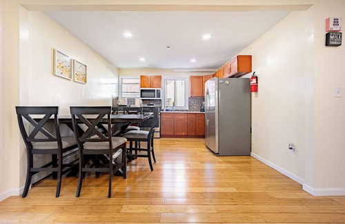 Jamaica Estates Apartment | Spacious 4BR Escape –5 Mins to Subway, 15 Mins to JFK/LGA, 30 Mins to Manhattan!