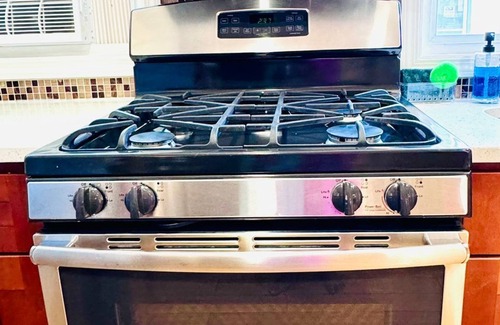 Jamaica Estates Apartment | Spacious 4BR Escape –5 Mins to Subway, 15 Mins to JFK/LGA, 30 Mins to Manhattan!