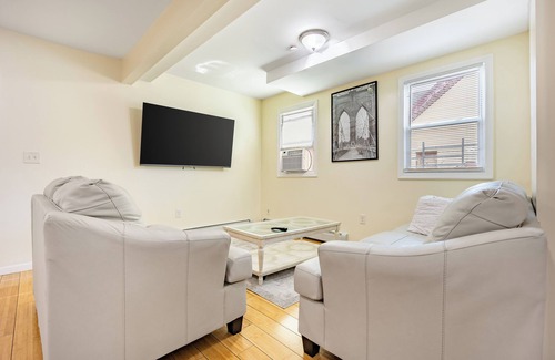 Jamaica Estates Apartment | Spacious 4BR Escape –5 Mins to Subway, 15 Mins to JFK/LGA, 30 Mins to Manhattan!