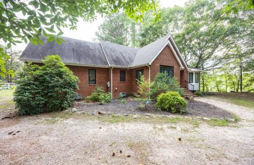 Stevensville House | Spacious 4BR Getaway w Games Pier Firepit
