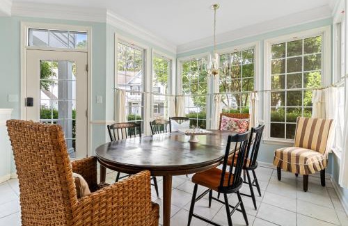 Bayside House | Spacious 4BR Home Pools Bikes Balcony