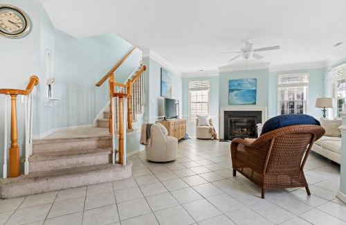 Bayside House | Spacious 4BR Home Pools Bikes Balcony