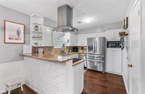 Garden Oaks House | Spacious 4BR Houston Retreat w/Hot Tub!