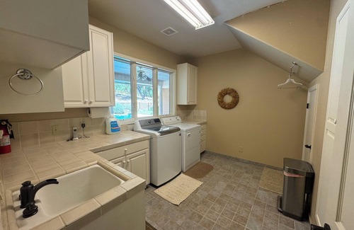 Squaw Valley House | Spacious 5-bdrm house in charming Yokuts Valley with AC, WiFi near Kings Canyon