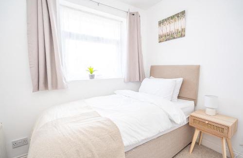 Wolverhampton House | Spacious 5 Bedroom House - Sleeps 7 - 3-Car Driveway - Work - Leisure