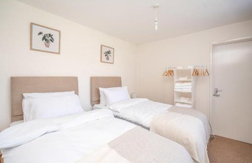 Wolverhampton House | Spacious 5 Bedroom House - Sleeps 7 - 3-Car Driveway - Work - Leisure