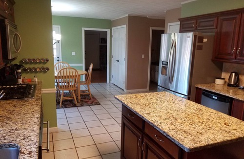 Dunwoody House | Spacious 5 -bedroom house in welcoming Dunwoody, large back yard. Close to MARTA