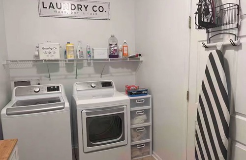 Berkeley House | Spacious 5-bedroom house with AC and WiFi in charming Williamsburg