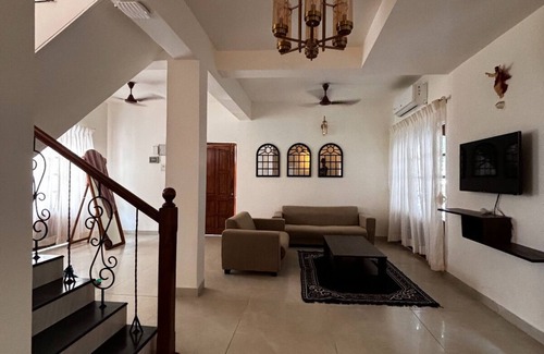 Calangute Villa | Spacious 5 Bedroom-VILLA PAPA JOHN CALANGUTE with swimming pool, Free WiFi, AC