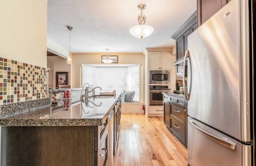 East Kootenay House | SPACIOUS 5 Br + 5 Br | Private HEATED Pool & Hot Tub | 1-minute WALK to Beach