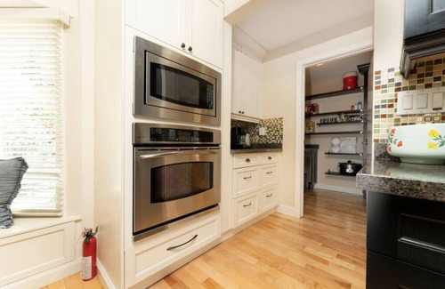 East Kootenay House | SPACIOUS 5 Br + 5 Br | Private HEATED Pool & Hot Tub | 1-minute WALK to Beach