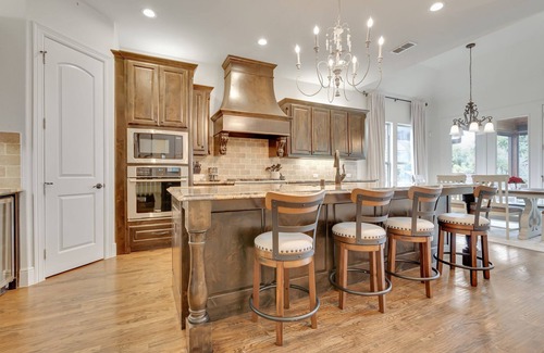 Flower Mound House | Spacious 5 br house sleeps 14 with lots of indoor and outdoor space.