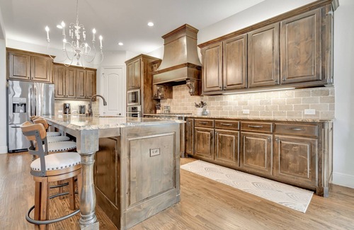 Flower Mound House | Spacious 5 br house sleeps 14 with lots of indoor and outdoor space.