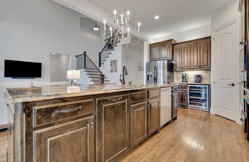 Flower Mound House | Spacious 5 br house sleeps 14 with lots of indoor and outdoor space.