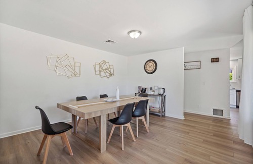 SeaTac House | Spacious 5B2B home 5 min to airport with AC, Game Room, Sleeps 16