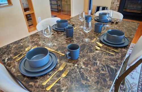 Cuddebackville House | Spacious 5BR, Home Theater, Full Kitchen, Near Wineries