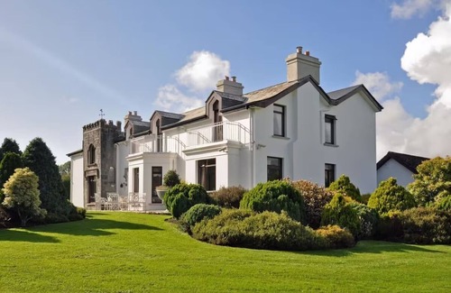 Roscoe Villa | Spacious 6-bedroom country house in charming Galway.