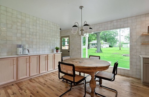 Grandview House | Spacious 6-bedroom house in Grandview with AC, WiFi. Pets Welcome!