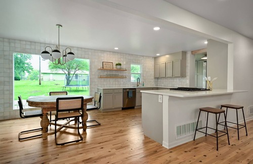 Grandview House | Spacious 6-bedroom house in Grandview with AC, WiFi. Pets Welcome!