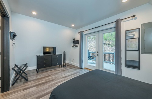 Weaverville House | Spacious A-Frame with Loft near Downtown