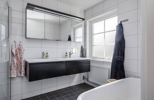 Vega House | Spacious accommodation near Stockholm with heated pool | SE13013