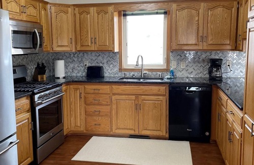 Hutchinson House | Spacious and beautiful 3,020 square foot 5-bedroom walkout