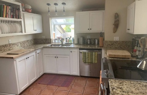 West Eugene House | Spacious and Bright! Walk Everywhere! The Eugene Vintage Bungalow