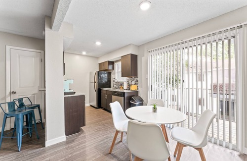 Riverside Apartment | Spacious and Chic King Bed 2BR Suite 5 Min to DT
