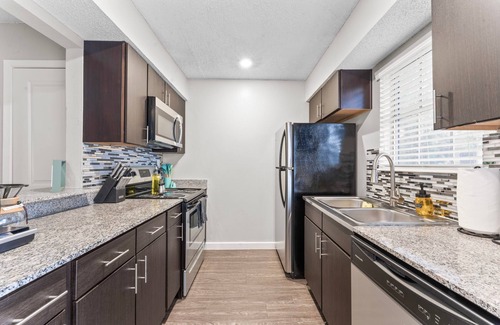 Riverside Apartment | Spacious and Chic King Bed 2BR Suite 5 Min to DT
