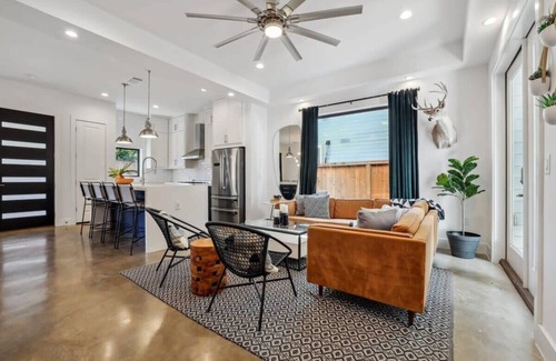 Govalle House | Spacious and Sleek Modern Elegance |Heated Pool