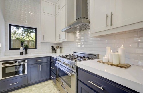 Govalle House | Spacious and Sleek Modern Elegance |Heated Pool