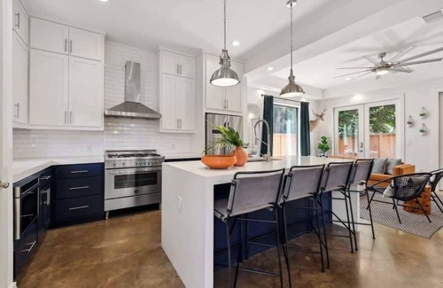 Govalle House | Spacious and Sleek Modern Elegance |Heated Pool