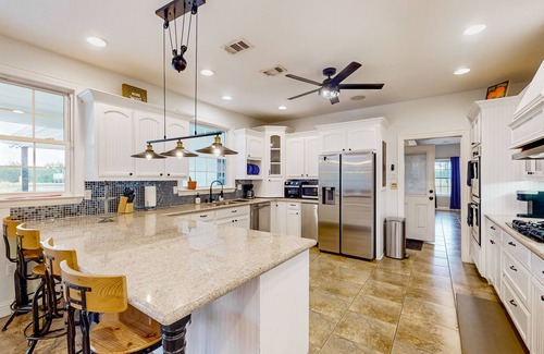 Wills Point House | Spacious and Stunning Wills Point Retreat with a Private Pool & Pond