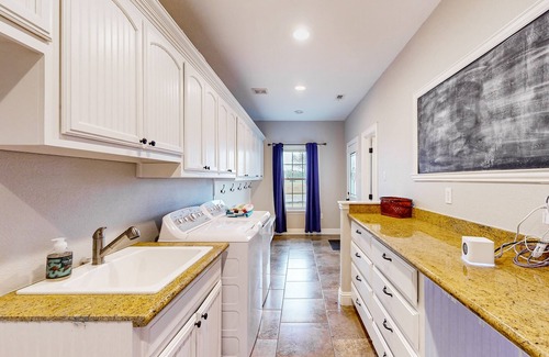 Wills Point House | Spacious and Stunning Wills Point Retreat with a Private Pool & Pond