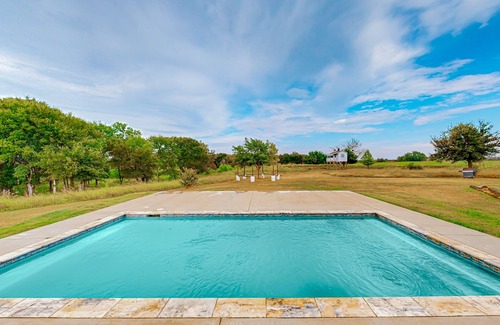 Wills Point House | Spacious and Stunning Wills Point Retreat with a Private Pool & Pond