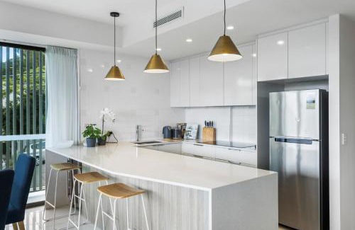 Bulimba Apartment | Spacious and Superb 3-bed Apartment