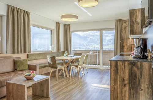 Helfenstein House | Spacious apartment with fitness and sauna for 9